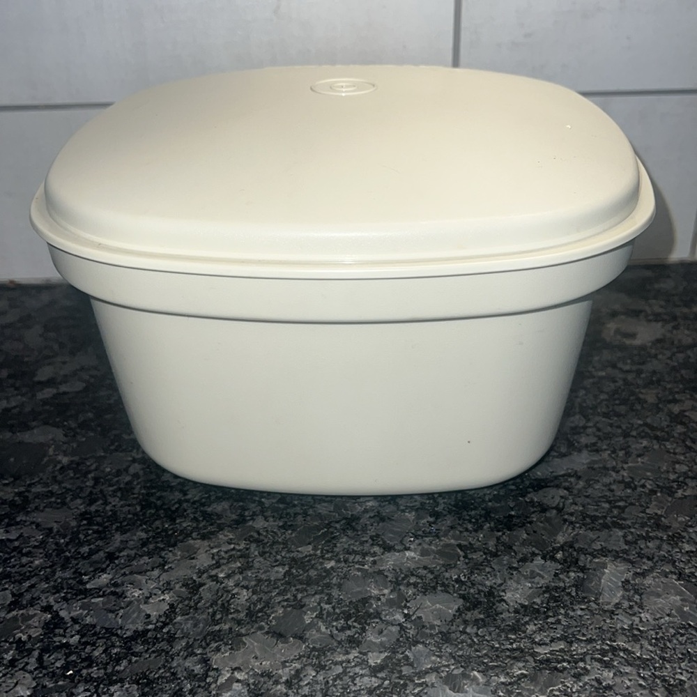 Vintage Tupperware Steam N Store bowl with lid looks new it’s in such good shape